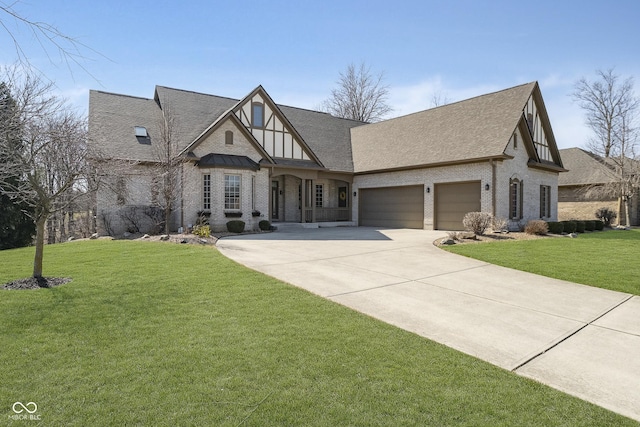 view of front of house with a front lawn, driveway, and a shingled roof