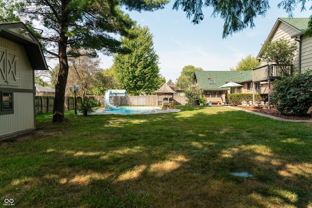 view of yard featuring a fenced in pool