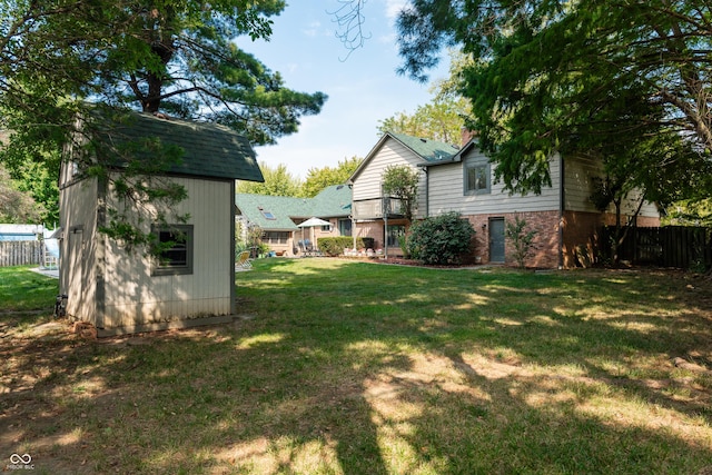 view of yard with an outdoor structure