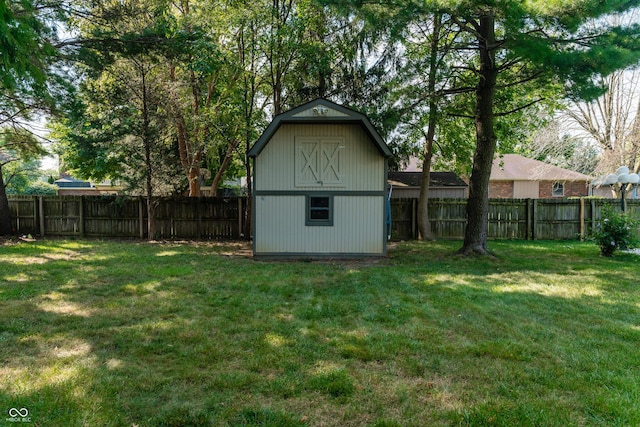 view of yard featuring a shed