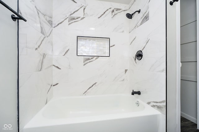 bathroom with tiled shower / bath combo