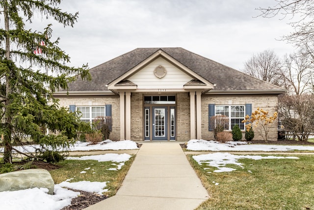 view of front of property featuring a lawn