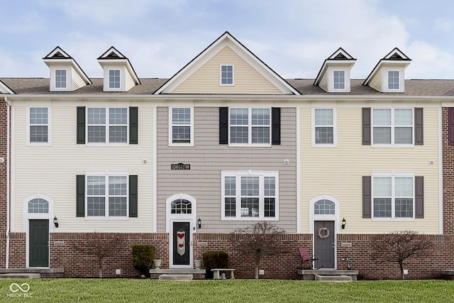 view of front of property featuring a front yard