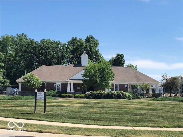 view of front of property featuring a front yard