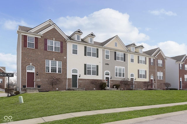 multi unit property featuring a front lawn