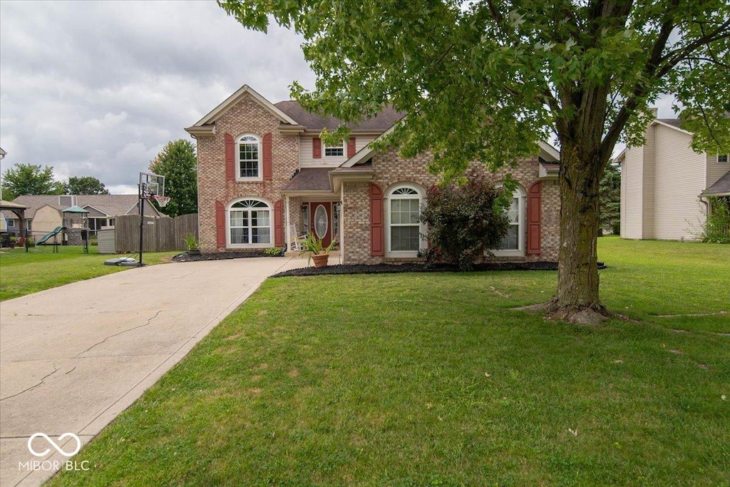 view of front of property with a front lawn