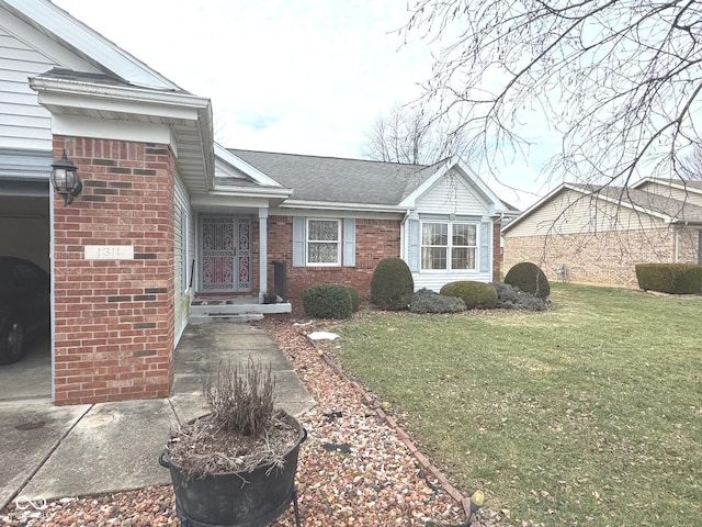 view of front facade featuring a front lawn