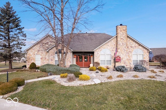 view of front facade featuring a front yard