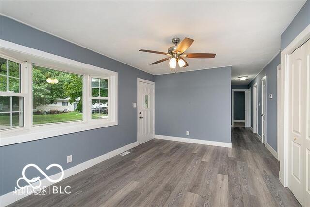 spare room with dark wood-type flooring and ceiling fan