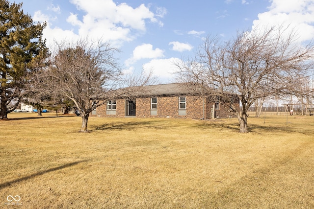 view of front of home featuring a front lawn