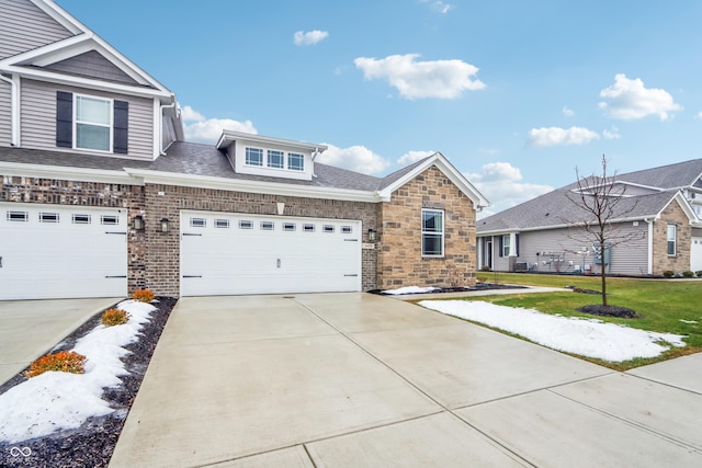 view of front of property featuring a front lawn