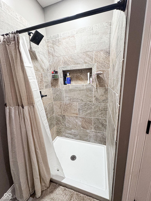 bathroom featuring a shower with shower curtain