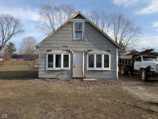 view of front facade featuring a front lawn