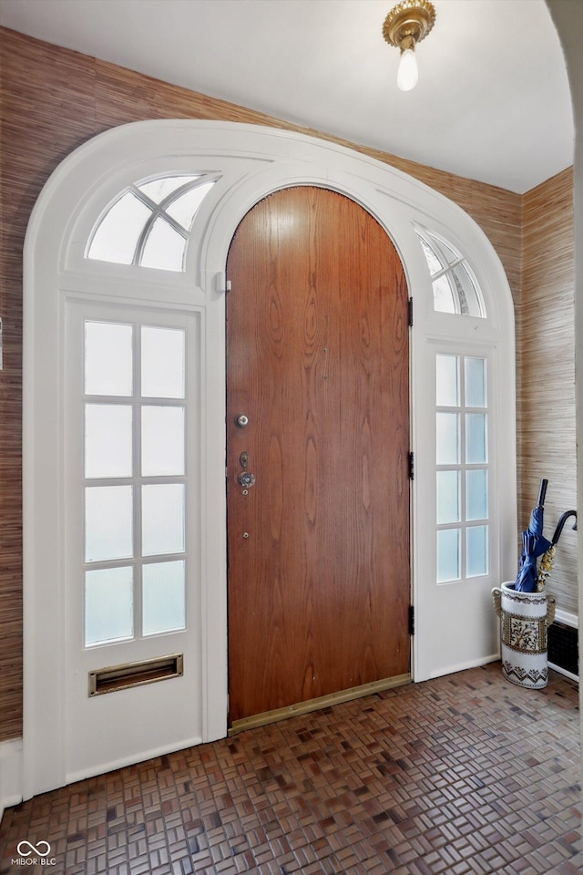 foyer with arched walkways