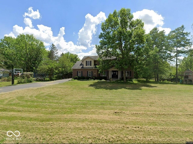 view of front of property featuring a front yard