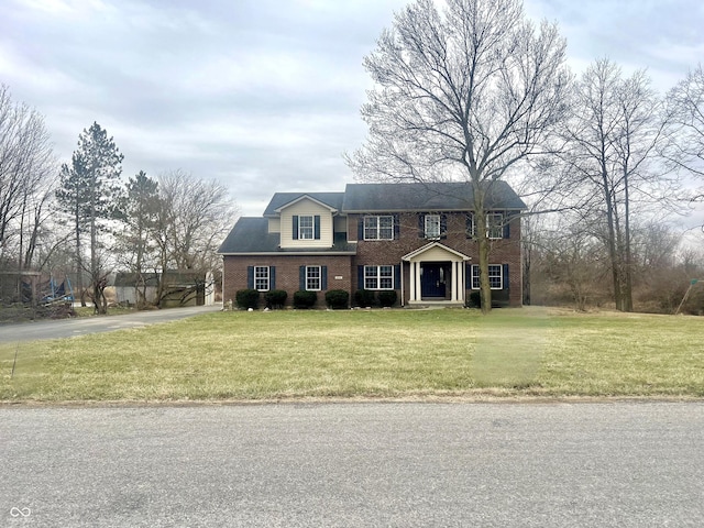 colonial home featuring a front lawn