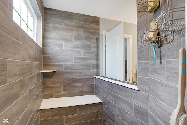 bathroom featuring a tile shower