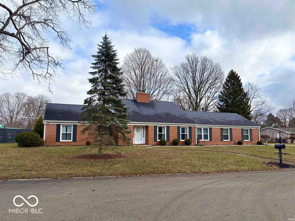 ranch-style house featuring a front yard