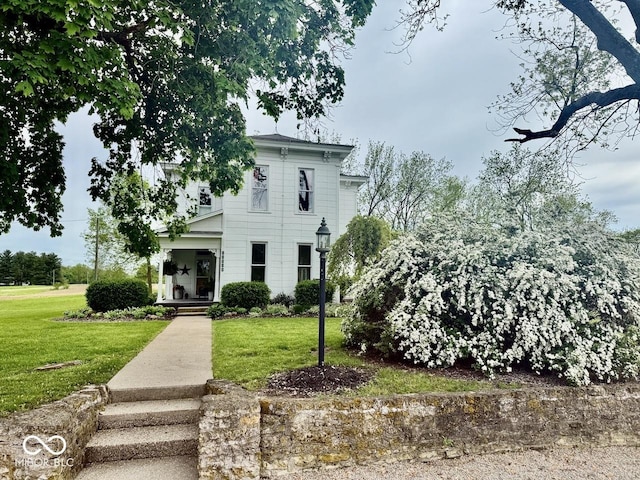 12801 E Edgewater Rd, Albany, IN 47320 - italianate house featuring a front yard