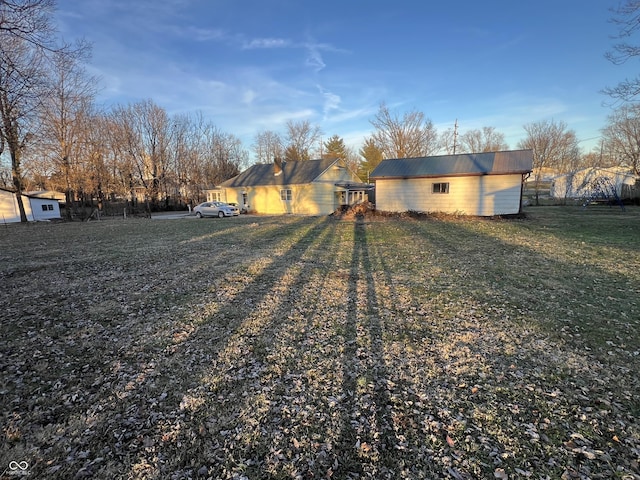 view of yard with a storage unit