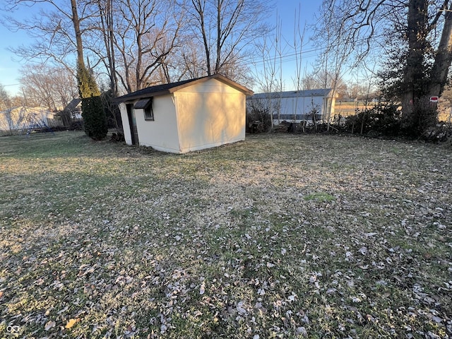 view of yard featuring a storage unit