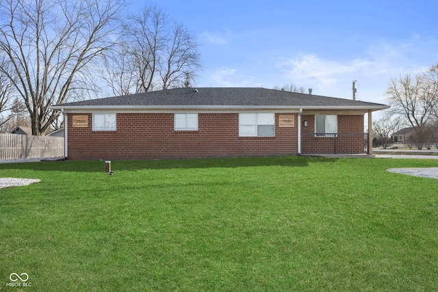 ranch-style home featuring a front lawn