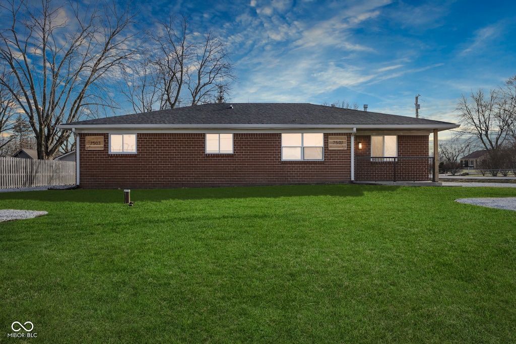 view of front of home featuring a front lawn