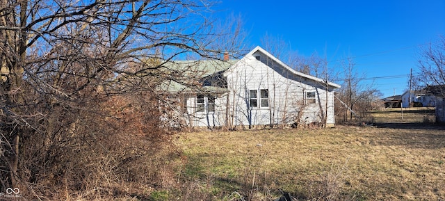 view of side of property featuring a yard