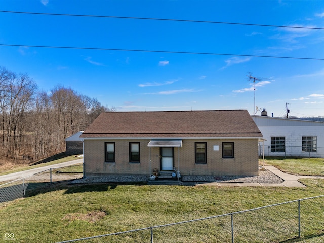 view of front of property featuring a front yard