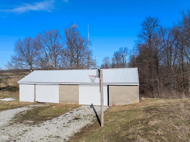 view of outdoor structure with a yard