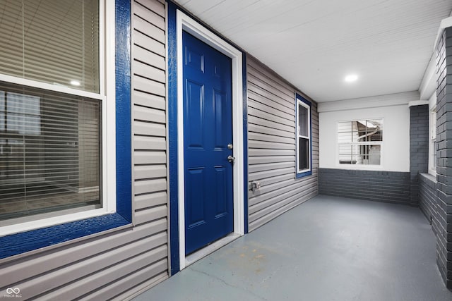 property entrance featuring covered porch