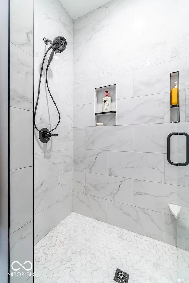 bathroom featuring a tile shower