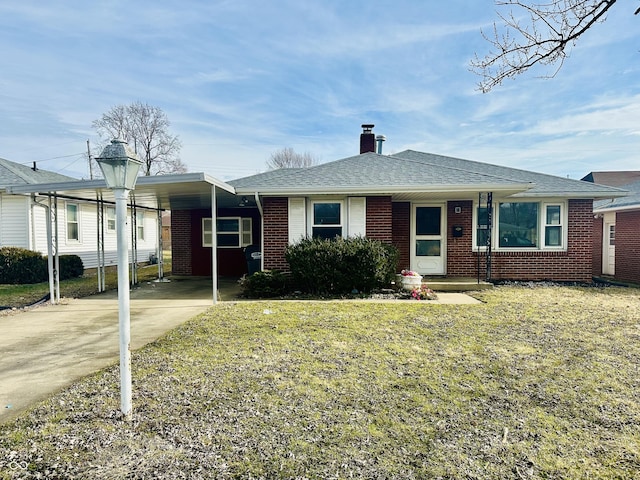 view of front of house with a carport and a front yard