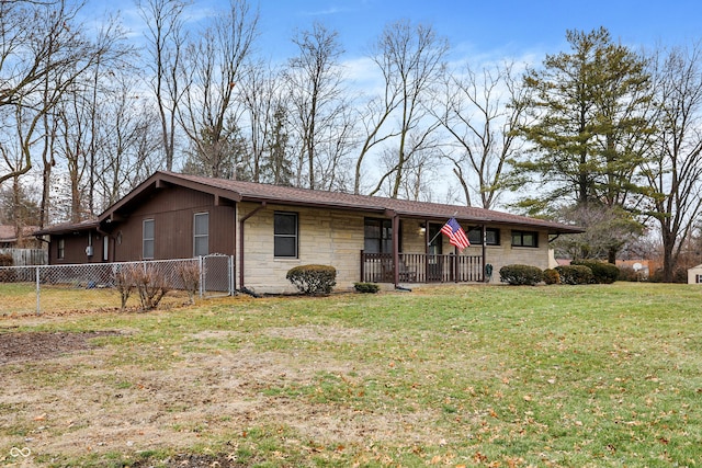 ranch-style home featuring a front lawn