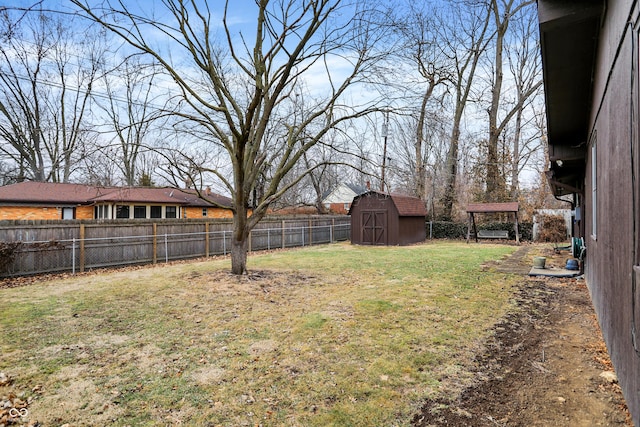 view of yard featuring a shed