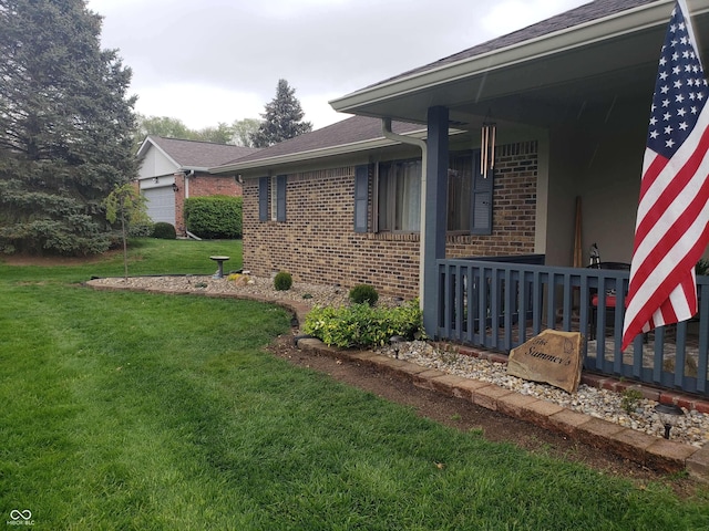 view of side of property featuring a lawn