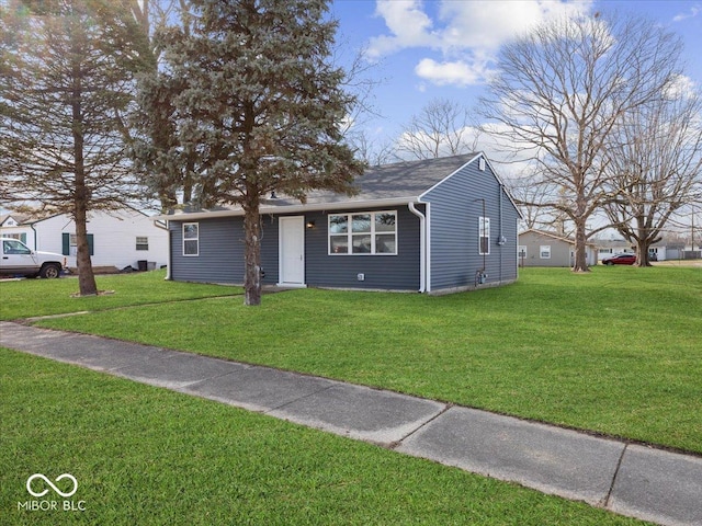 view of front facade featuring a front lawn