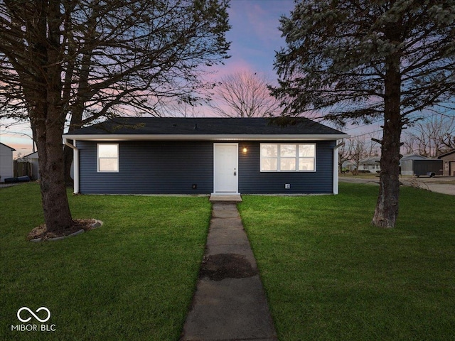 view of front facade featuring a lawn