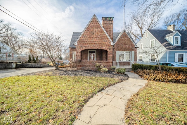 view of front facade with a front yard