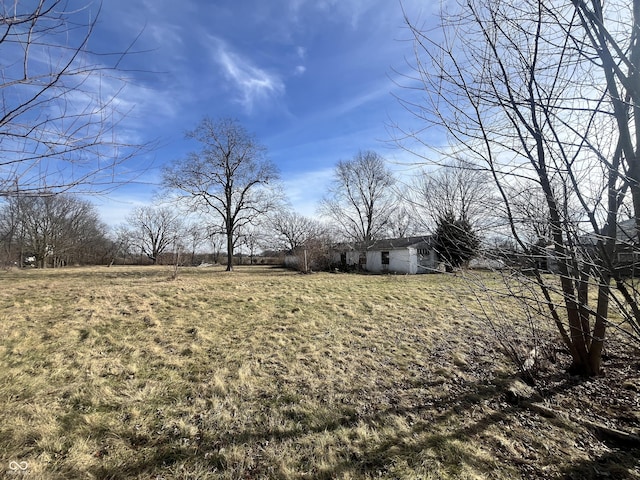 view of yard featuring a rural view