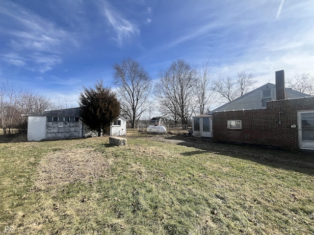 view of yard featuring a storage unit