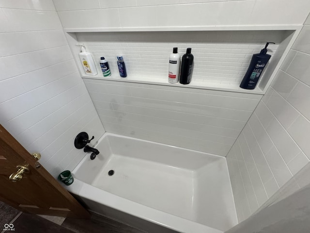 bathroom with tiled shower / bath combo