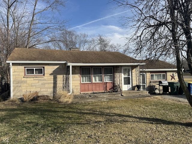 single story home with a front lawn