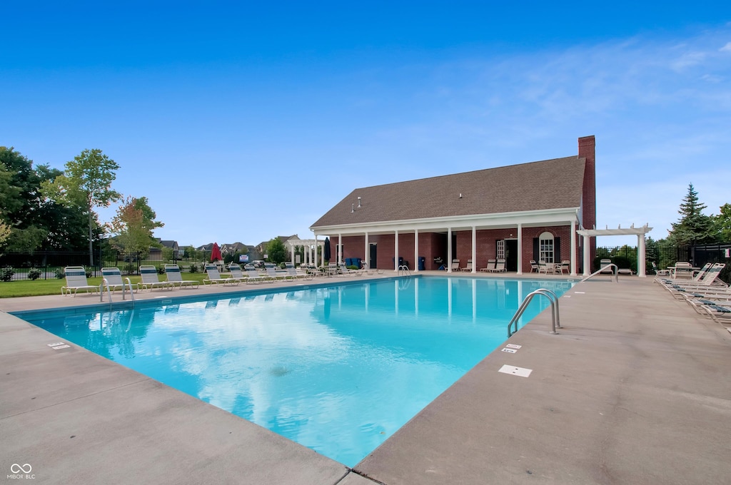 view of swimming pool