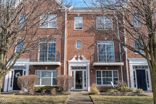 townhome / multi-family property featuring a front yard