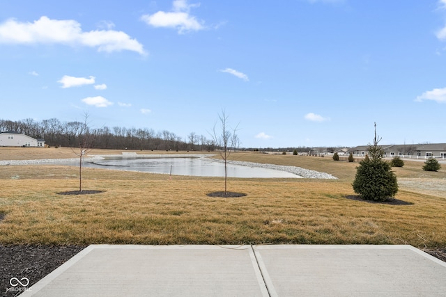 view of yard featuring a water view