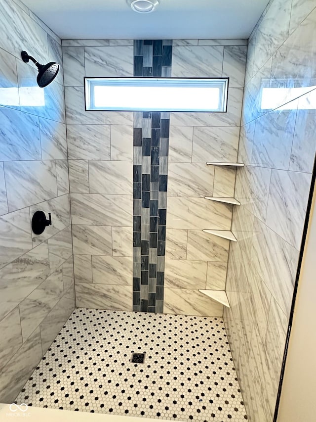 bathroom featuring a tile shower