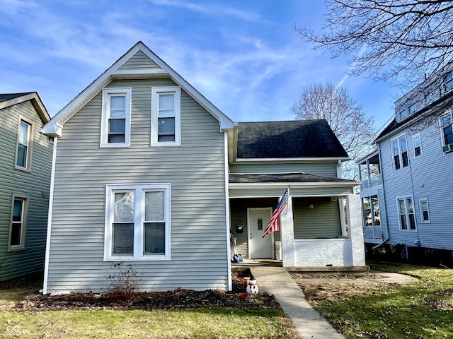 view of front facade featuring a front yard and covered porch