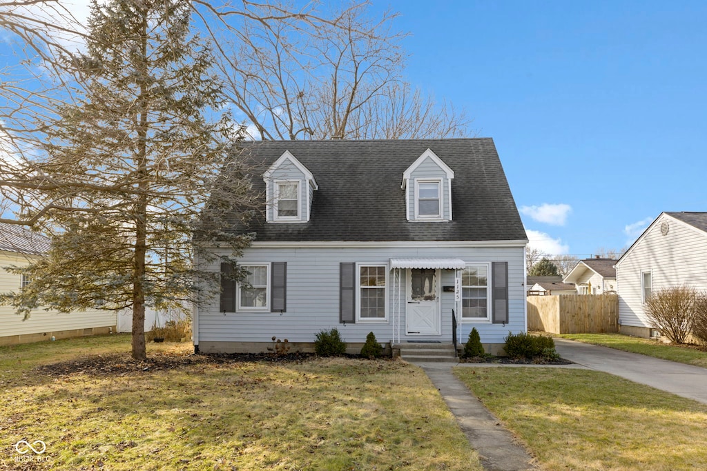 cape cod-style house featuring a front yard