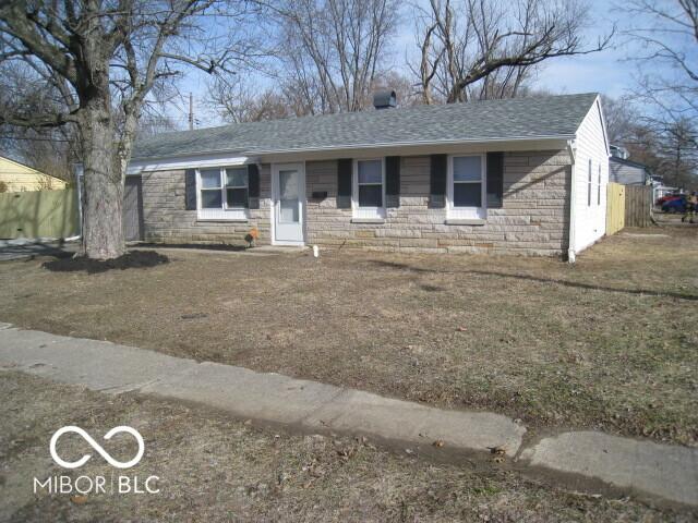 single story home with a front yard